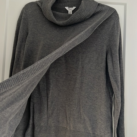 Thyme Maternity Nursing/Maternity Sweater | Medium | Grey | Front Opens - Picture 2 of 4